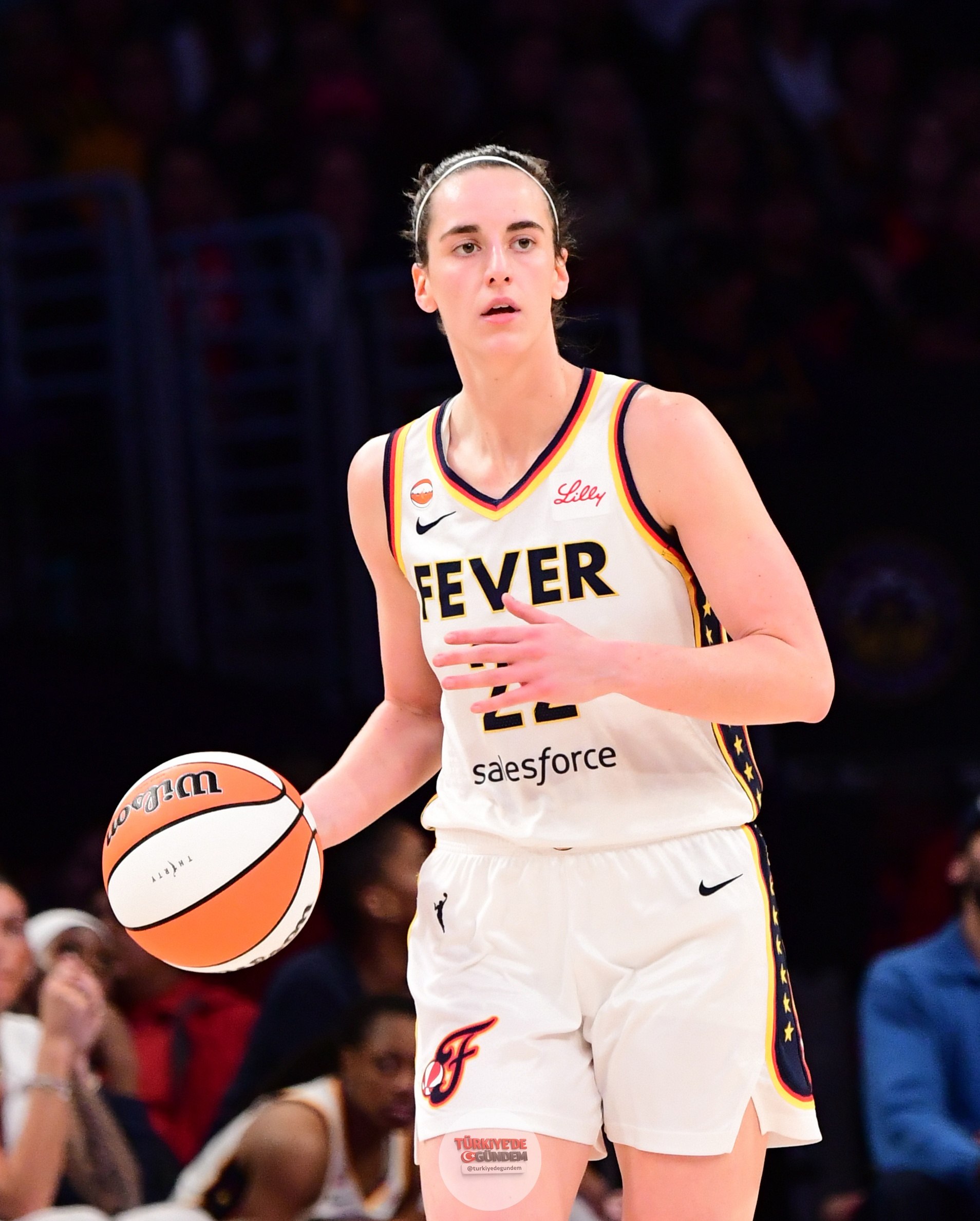 Caitlin Clark, Sparks karşısında alınan galibiyette 24 sayı, 9/17 şut isabeti, 9 asist ve 4 ribaund ile oynadı. #sondakika #haber #deprem #gündem
