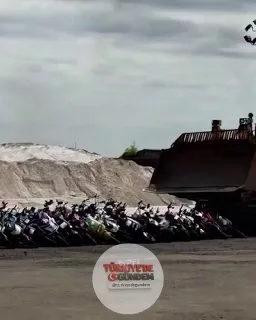 New York polisi, trafiğe çıkması yasak olan 200’den fazla motosikleti ezerek imha etti