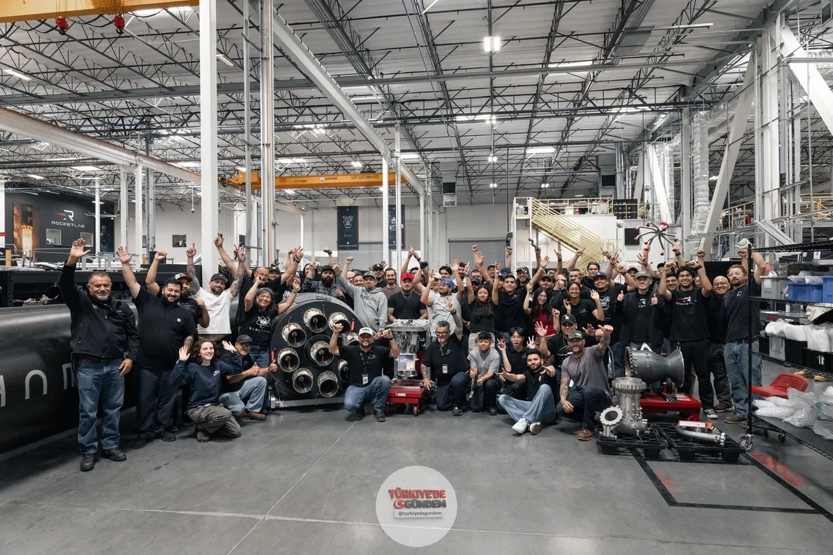 1.000'inci Rutherford motoru üretim bandından indi. Dünyanın ilk 3D baskı yöntemiyle üretilen ve batarya destekli roket motoru, artık yeryüzünde en çok üretilen roket motorlarından biri haline geldi. Rutherford'un arkasındaki üretim ve geliştirme eki