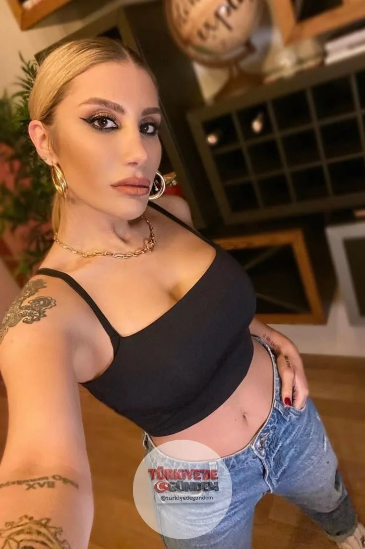 İrem Derici, Aleyna Tilki’ye benzetilmesiyle ilgili konuştu: Aleyna olsam daha ne isterim! Kadın, dünya güzeli. Ona bayılıyorum. Çok güzel şarkılar yapıyor. Kendi yolunu seçti. Popülerliğini kaybetme kaygısına girmedi. Albüm yapıyor, klip çekiyor, o