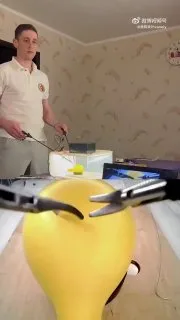Bir cerrah, balonu patlatmadan dikiş atarak cerrahi ustalığını gözler önüne serdi;