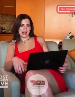 Dua Lipa'nın yanlış bir oturuş pozisyonu seçtiğini anladığı anlar yeniden paylaşıldı