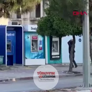 Adana Ceyhan’da bir şahıs, yerden aldığı taşla banka ATM’sini parçalayıp kullanılamaz hale getirdi