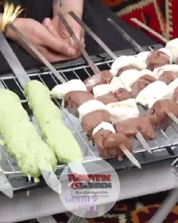 Gelin Evi programında Şehriban isimli bir kadın, misafirlerine lavaş arasında dondurma kebap ikram etti