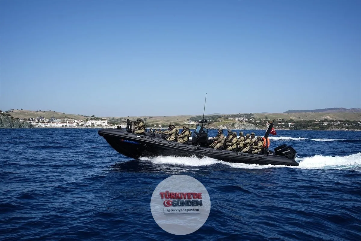 Adalar denizinde “Karayel” zamanı: Türk Silahlı Kuvvetlerinin (TSK) EFES-2026 Birleşik, Müşterek Fiili Atışlı Arazi Tatbikatı kapsamında İzmir’de düzenlenen bot eğitiminde, ilk kez yerli ve milli imkanlarla üretilen “Karayel” hücumbotları görev aldı.