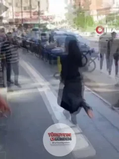 Mardin’de bir kadın, tartıştığı kişiyi sokakta park halindeki araçların üzerine çıkarak kovaladı