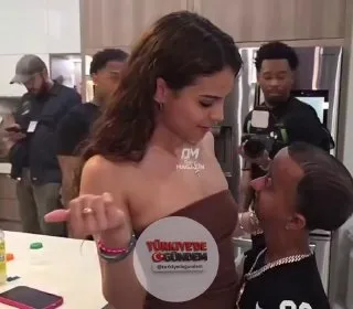 Baby Alien, flört ettiği kadına yaklaşan bir erkeği kıskanıp “geri dur” diyerek uyardığı anlarla gündem oldu