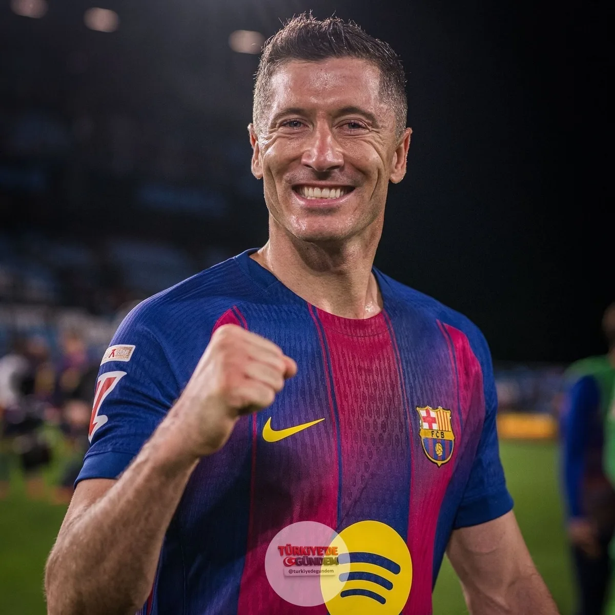 37 yaşındaki Robert Lewandowski, 4 yılın ardından sezon sonunda Barcelona'dan ayrılacağını açıkladı. — 4 senede 3 şampiyonluk kazandı. — Al Hilal, Robert Lewandowski'ye yıllık 90 milyon euroluk sözleşme teklif etmişti