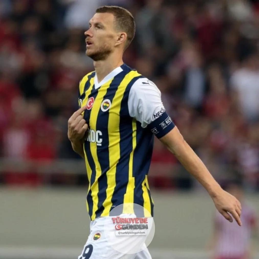 Soru: “Yunan taraftarlara neden Türk Bayrağı gösterdiniz?” Edin Dzeko: “Onlar bizi tahrik etti, ben de onlara en büyük korkularını gösterdim. Kimse bana bunu yap demedi. Türk tarihini iyi biliyorum.”