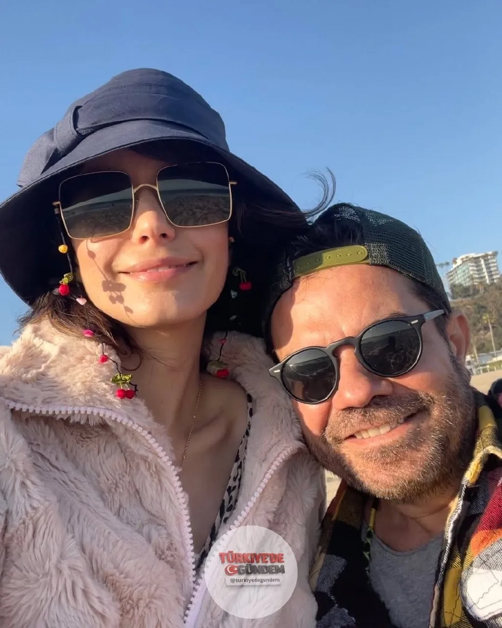 Kenan Doğulu’nun, telefonuna gelen tehdit ve şantaj mesajlarının ardından “Can güvenliğim yok” diyerek savcılığa suç duyurusunda bulunduğu öğrenildi. (Sabah) • Şantajcıların, “Otel görüntülerin elimizde” iddiasıyla ünlü sanatçıdan 300 bin dolar talep