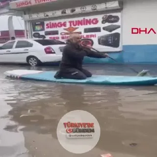 Adana’nın Ceyhan ilçesinde etkili olan sağanak yağışın ardından caddeler göle döndü. Araçlar trafikte ilerlemekte güçlük çekerken, çevredeki bir sanayi ustası yaşanan duruma tepki göstermek için suyla kaplanan sokakta kürek sörfü yaptı