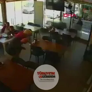 Aydın’ın Kuşadası ilçesinde nefes borusuna et parçası takılan İngiliz turist, restoran sahibinin Heimlich manevrasıyla kurtarıldı