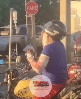 Brezilya’da yaralanan bir motosiklet sürücüsü, hastane masraflarını karşılayamadığı için serum takılı halde motosikletiyle evine gitti