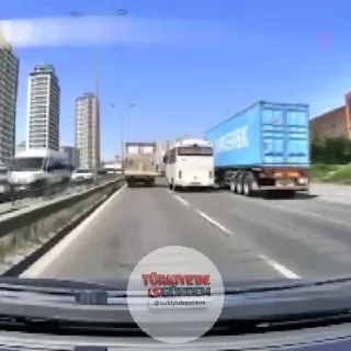 Esenyurt’ta trafikte makas atan sürücü polis ekiplerince yakalandı. Ehliyetine 60 gün süreyle el konulan sürücüye 96 bin lira ceza yazılırken, aracı da 60 gün süreyle trafikten menedildi