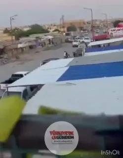 Rakka'nın batısındaki Tabka şehrinde Suriye İç Güvenlik Güçleri'nin "Muhammed El-Aleç" adlı şahsı tutuklama anını gösteren video. El-Aleç, SDG milisleri bünyesinde çalıştığı sırada sivillere yönelik ihlaller gerçekleştirmekle suçlanan, "Kriboz" lakap