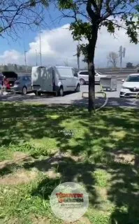 Avcılar’da görevden çıkan polis, plakası katlanmış motosikletteki iki kişiyi fark edince olası bir suikast girişimi son anda engellendi. — Polis memuru şüphelileri durdurmak istediği sırada, şahıslardan biri silah çekip tetiğe bastı ancak silah tutuk