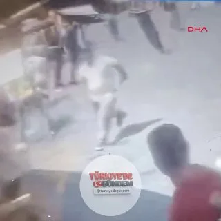 Taksim Meydanı’nda dönercide taşkınlık çıkarıp uzaklaştırılan 2 kişi, kazmayla geri dönerek esnafa saldırınca tekmeli yumruklu kavga çıktı. Taraflar gözaltına alınırken, olay anı kameralara yansıdı