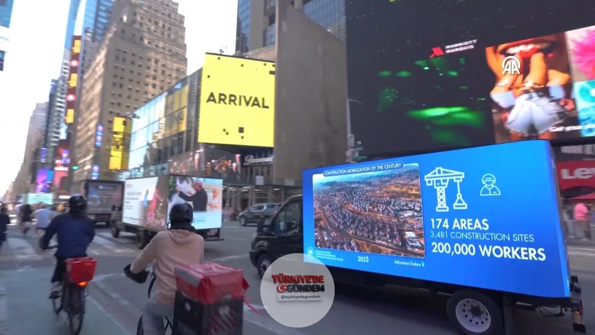 Cumhurbaşkanlığı İletişim Başkanlığı koordinasyonunda New York'ta geleneksel olarak düzenlenen 43. Türk Günü Yürüyüşü büyük bir katılım ve coşkuyla gerçekleştirildi. Etkinlikte depremin ardından 2 yılda inşa edilen 455 bin konut ve Türkiye’nin ev sah