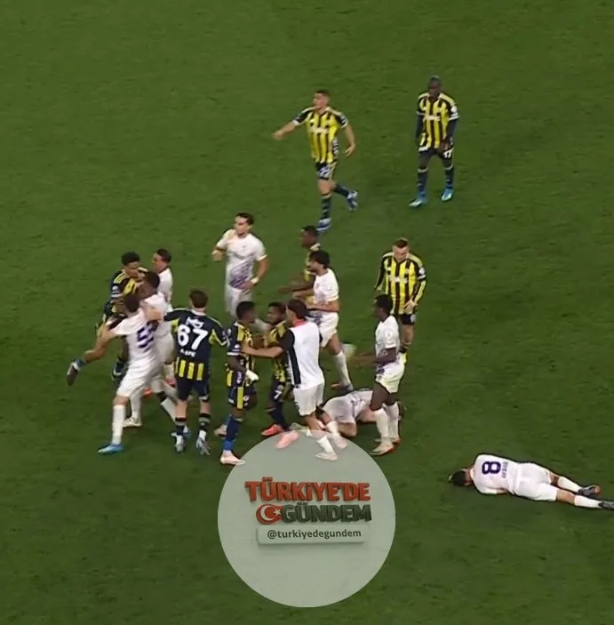 Fenerbahçe-Eyüpspor maçının son dakikalarında iki takım futbolcuları arasında kavga çıktı