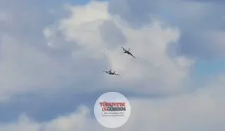 ABD Donanması ait jetler, Mountain Home Hava Üssü'nde Hava Gösterisi sırasında havada çarpışıp patladı