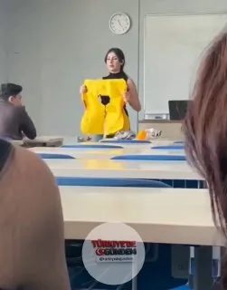 Hosteslik eğitimi alan genç kız, can yeleğini yanlışlıkla açınca neye uğradığını şaşırdı