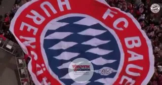 1860 Münih taraftarları, Bayern Münih’in şampiyonluk kutlamalarına sızdı. Üstünde “Köylü Or..spu Çocukları” yazan bir Bayern Münih logosu açtılar