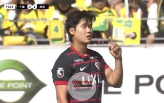 Japonya’da maç izleyen bir taraftar, tribünlere gelen topu kafa vuruşuyla yeniden sahaya gönderdi