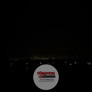 Düzce’de etkili olan sağanak yağış sırasında peş peşe çakan şimşekler geceyi aydınlattı