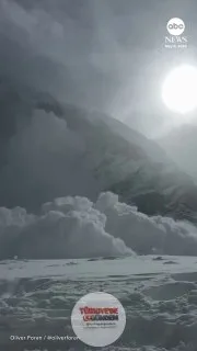 İnanılmaz görüntüler, bir dağcının Everest Dağı'nda çığ düştüğü dramatik anı kaydettiği anları gözler önüne serdi; kar kütlesi üzerlerine doğru gelirken grup hızla çadırlarının fermuarını kapattı.