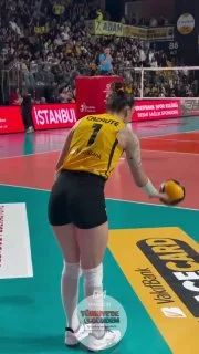 Vakıfbank’ta Helena’nın servisiyle başlayan rallide Fenerbahçe’ye karşı bir sayı alındı