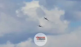 ABD Donanması’na ait iki uçak havada çarpıştı Gunfighter Skies Hava Gösterisi sırasında, Mountain Home Hava Üssü üzerinde ABD Donanması’na ait iki Super Hornet/Growler uçağı havada çarpıştı
