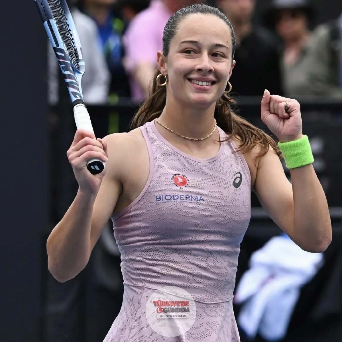 Milli tenisçi Zeynep Sönmez, kadınlar dünya sıralamasında Türk tenis tarihinin en iyi derecesi olan 59'unculuğa yükseldi. Sönmez, WTA'nın haftalık güncellenen klasman listesinde 6 basamak yukarı çıktı