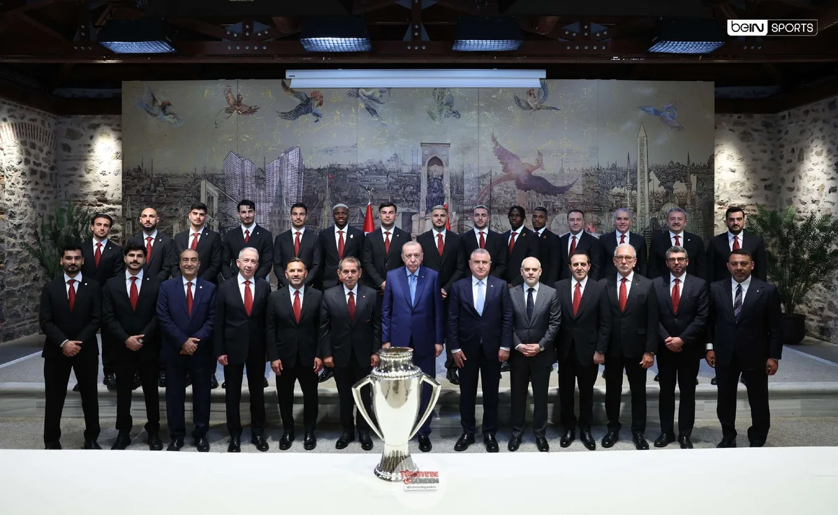 Cumhurbaşkanı Recep Tayyip Erdoğan, Trendyol Süper Lig'i şampiyon tamamlayan Galatasaray'ın oyuncu ve teknik heyetini kabul etti.