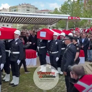 Tekirdağ'ın Çorlu ilçesinde hakkında tedavi görmesine yönelik mahkeme kararı bulunduğu öne sürülen Orhan A.'nın (24) silahlı ve bıçaklı saldırısında şehit olan polis memuru Erkan Tütüncüler, ilçede son yolculuğuna uğurlandı. 1 çocuk annesi Eda Tütünc