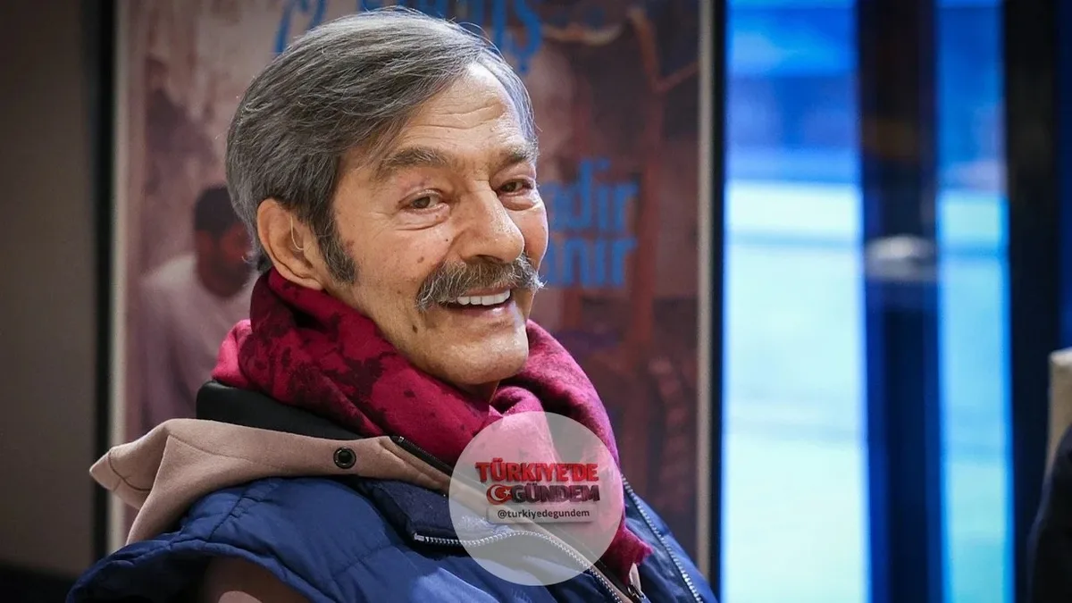 Rahatsızlanarak zatürre teşhisiyle hastaneye kaldırılan Kadir İnanır’ın yeğeni Levent İnanır: "Dün yanındaydım. Durumu iyiye gidiyor. Sosyal medyada konuşulduğu gibi vahim bir durum yok"