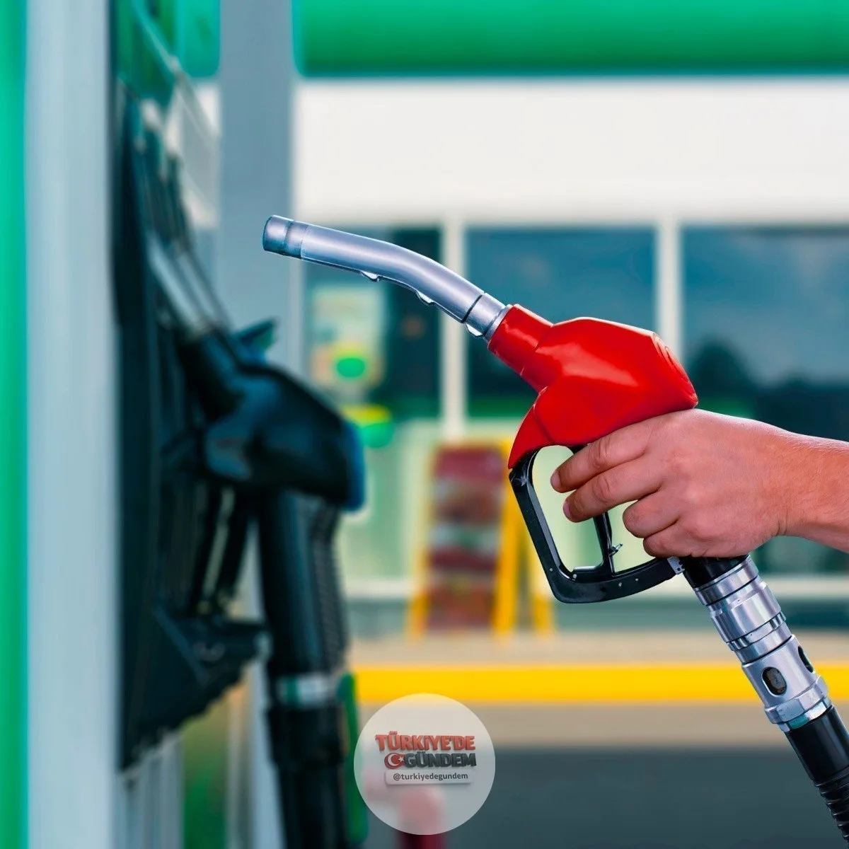 Uluslararası Enerji Ajansı Başkanı Fatih Birol: Ticarette kullanılan petrol stokları hızlı şekilde azalıyor. Birkaç hafta daha kullanılacak petrol kaldı. Stratejik rezervlerden günde 2.5 milyon varillik petrol piyasaya giriyor ama bu rezervler sonsuz