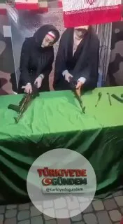 İranlı kadınlar, AK-47 tüfeği söküp takma eğitimi alıyor. Son günlerde İran televizyonlarında, AK-47 kullanımına dair uygulamalı eğitimler verilmişti
