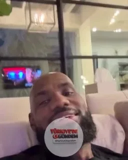 "Ekip yeniden bir arada." Bron, Bryce ve Bronny evlerinde aynı saç tıraşıyla boy gösterdi. (Kaynak: @KingJames)