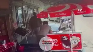 Mersin’in Tarsus ilçesinde bir şahıs, farklı noktalarda gerçekleştirdiği saldırılarda şu ana kadar 4 kişiyi öldürdü, 8 kişiyi de yaraladı. Saldırganı yakalama çalışmaları sürüyor