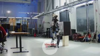 Boston Dynamics'in Atlas robotu 45 kg'lık bir buzdolabını otonom taşıdı. Şirket bunun için MPC altyapısını bırakıp tamamen takviyeli öğrenmeye geçti. Tüm vücut koordinasyonu artık başka bir seviyede