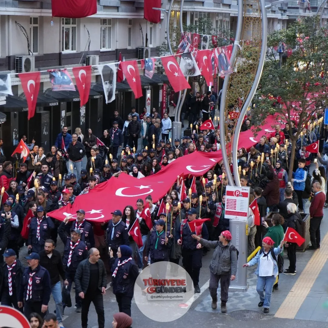 Samsun’da 19 Mayıs kutlamaları kapsamında, 1919 metrelik Türk bayrağıyla "Fener Alayı ve Gençlik Haftası Yürüyüşü" gerçekleştirildi