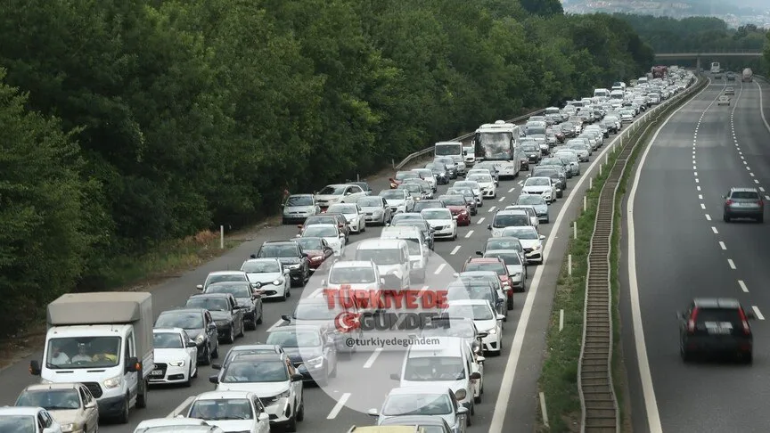 Trafiğe nisanda 182 bin 34 aracın kaydı yapıldı Trafiğe kayıtlı araç sayısı yıllık yüzde 6,9 artışla 34,2 milyona ulaştı. Nisanda trafiğe kaydı yapılan taşıtların yüzde 45'ini otomobiller, yüzde 38,5'ini motosikletler oluşturdu