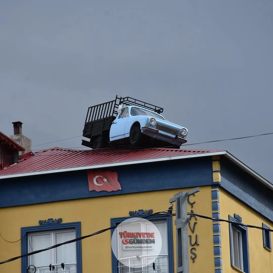 Niğde’de yaşayan bir klasik araç tutkunu, 1966 model aracını 3 katlı evinin çatısına taşıdı