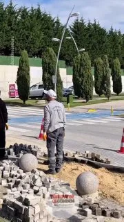 İstanbul Büyükçekmece’de bir okulda İstiklal Marşı okunduğu sırada yolda çalışma yapan 9 işçinin işi bırakarak saygı duruşuna geçtiği anlar
