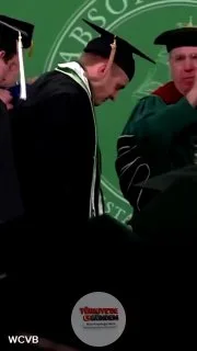 Babson College mezunu bir öğrenci, hafta sonu düzenlenen mezuniyet töreninde sahneye yürüyerek çıktı. Bu an, 2021 yılında lise hokeyi oynarken belden aşağısı felç kalan genç için uzun bir yolculuğun zaferle sonuçlanması anlamına geliyordu. "What You