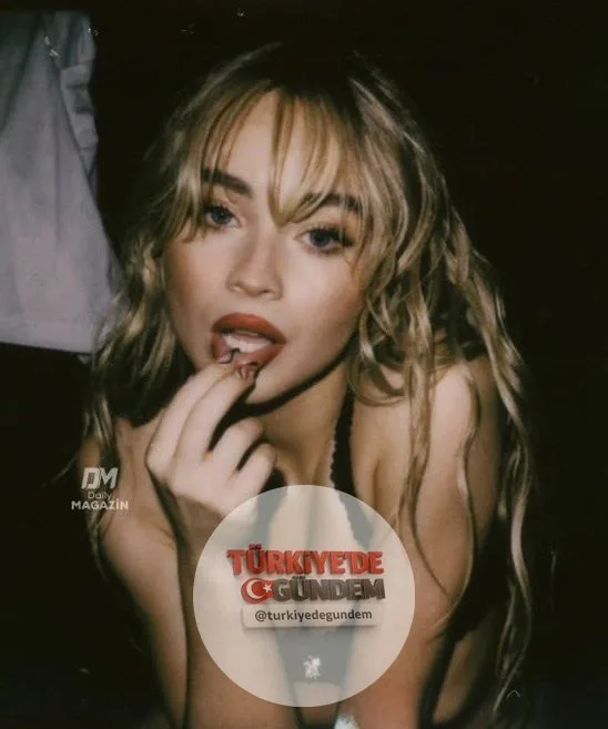 Sabrina Carpenter : — En sevdiğim kitap ansiklopedi. — Çünkü çok büyük. — Ve çok sert