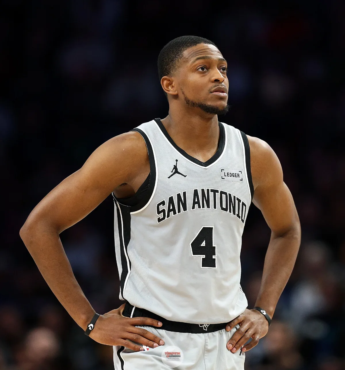 Marc J. Spears'ın aktardığına göre, ayak bileğinden sakatlığı bulunan De'Aaron Fox, bu gece Thunder'a karşı oynanacak ilk maçta forma giyemeyecek.
