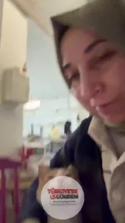 Bir kadın ve sokakta baktığı kedi Mahmut’un içinizi ısıtacak anları