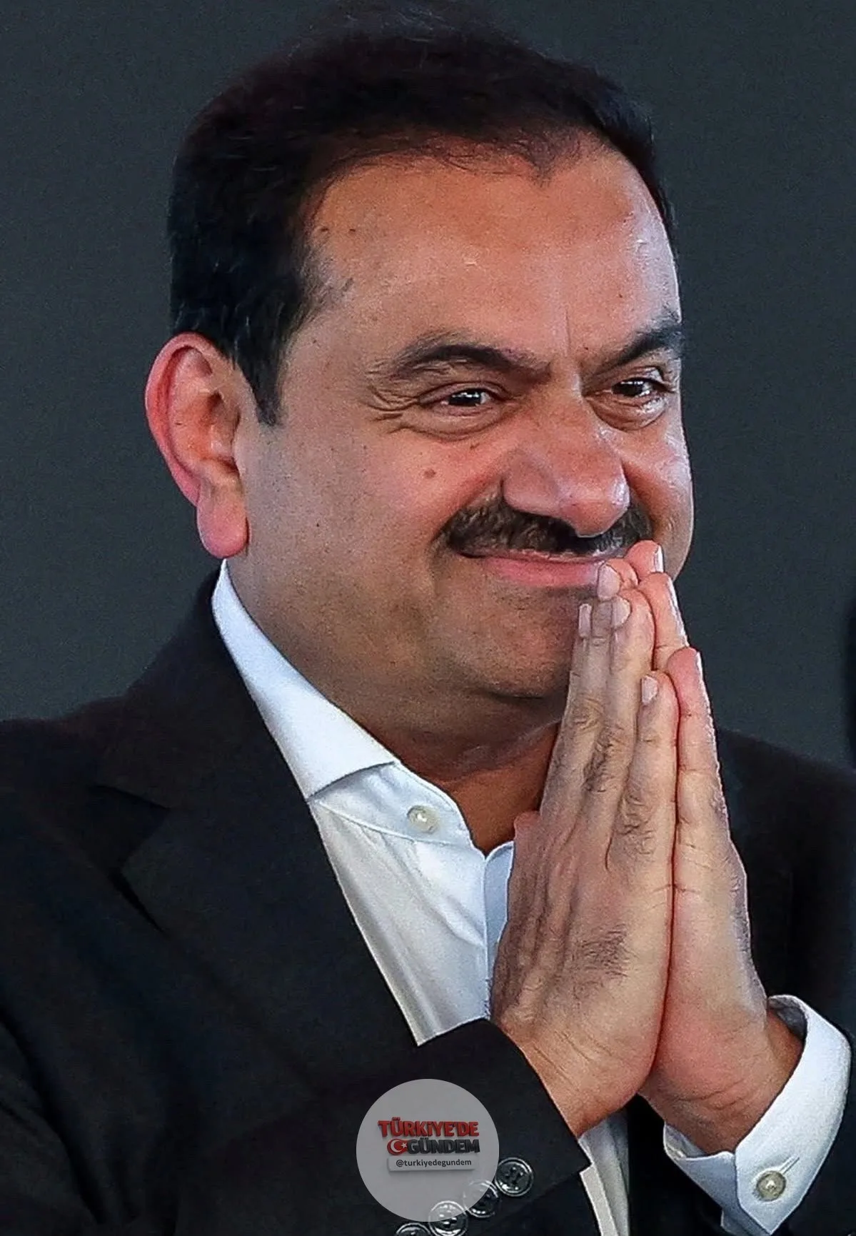 SON DAKİKA: Hintli milyarder Gautam Adani, ABD'nin dolandırıcılık suçlamalarını düşürmesinin ardından Amerika'da 20 binden fazla kişiye istihdam sağlayacak. Adani, ABD'nin güvenlik, savunma, altyapı ve enerji projelerine 10 milyar dolarlık yatırım ya
