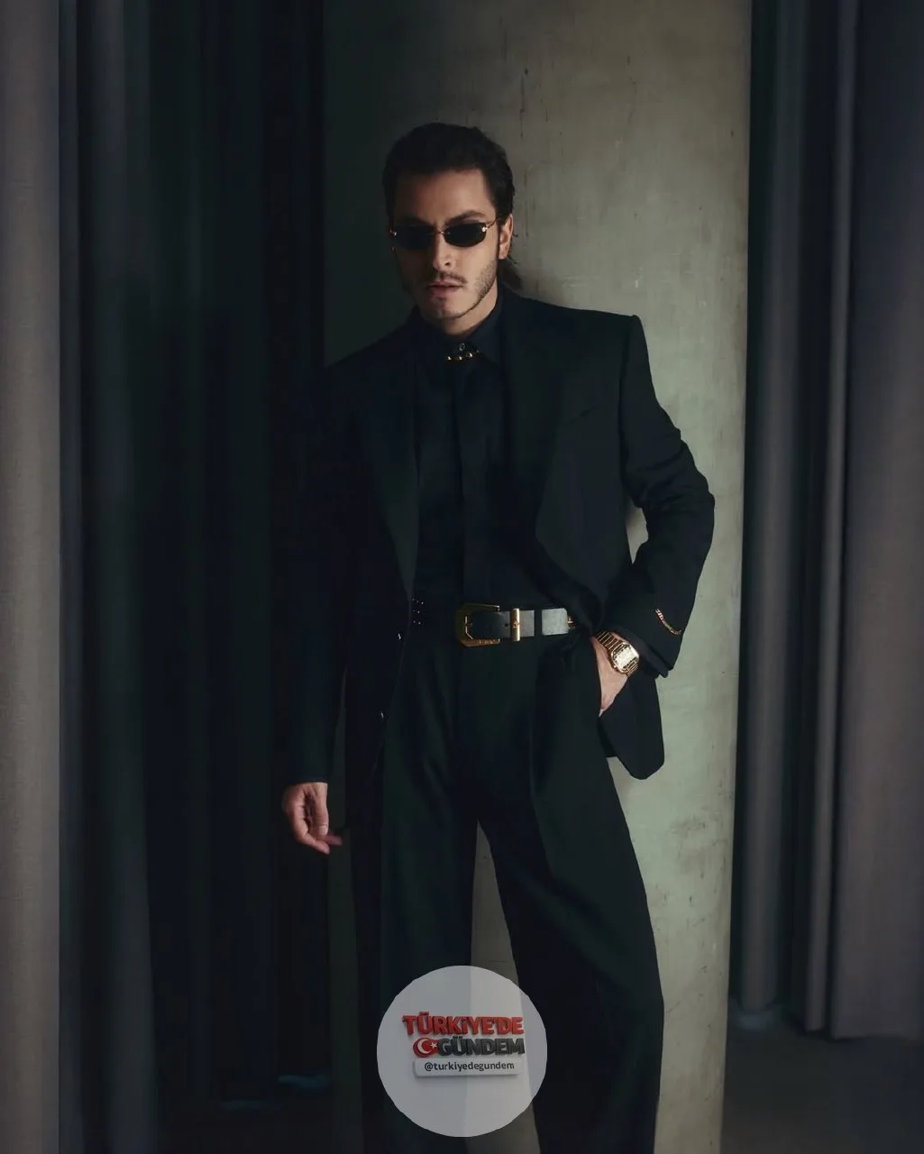 Boran Kuzum, oynadığı 'Big Mistakes' dizisi ekibiyle katıldığı Netflix etkinliğinden fotoğraflar paylaştı